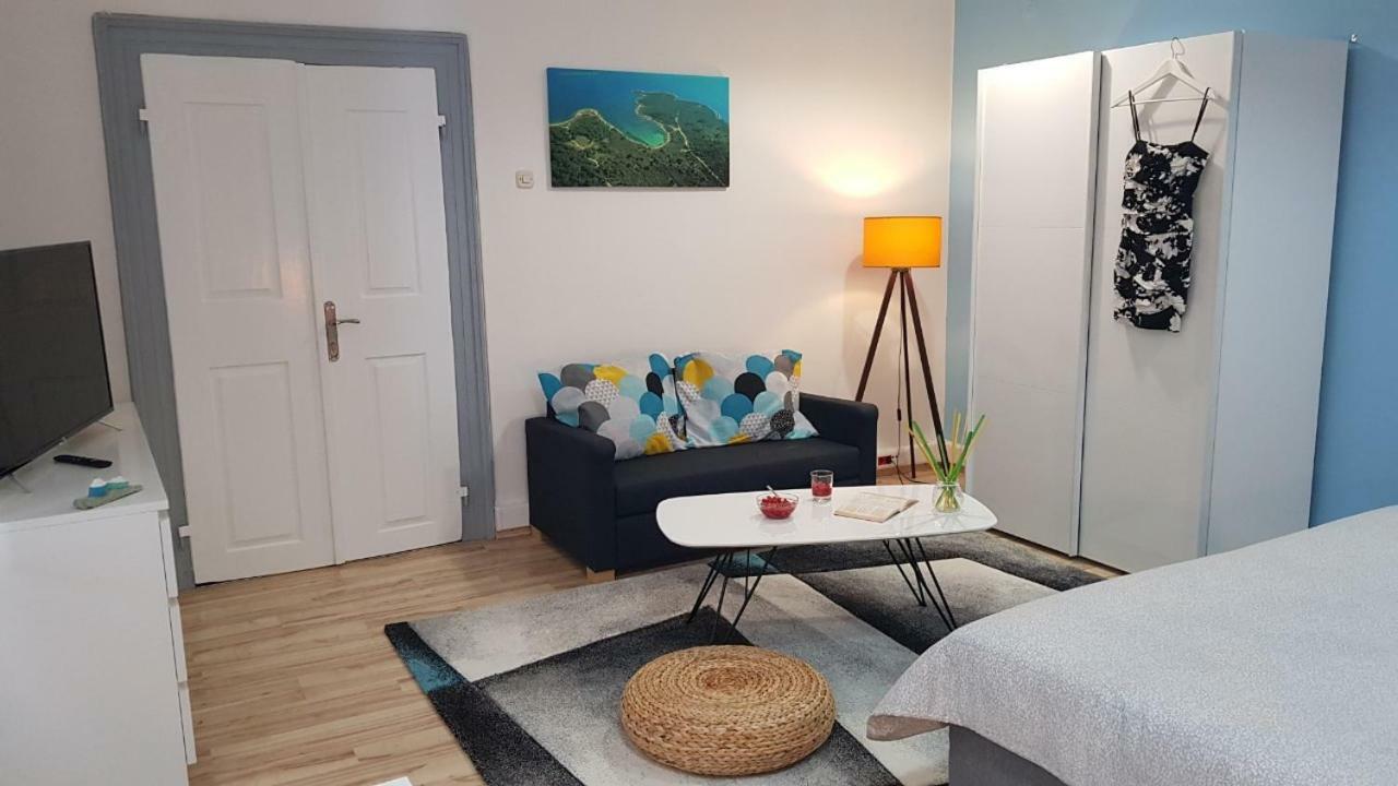 Holiday Home Blue Door In PUY 외부 사진